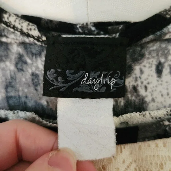 Daytrip Lace Overlay Cheetah Print Top Women Ivory‎ Black Short Sleeve - Picture 3 of 4